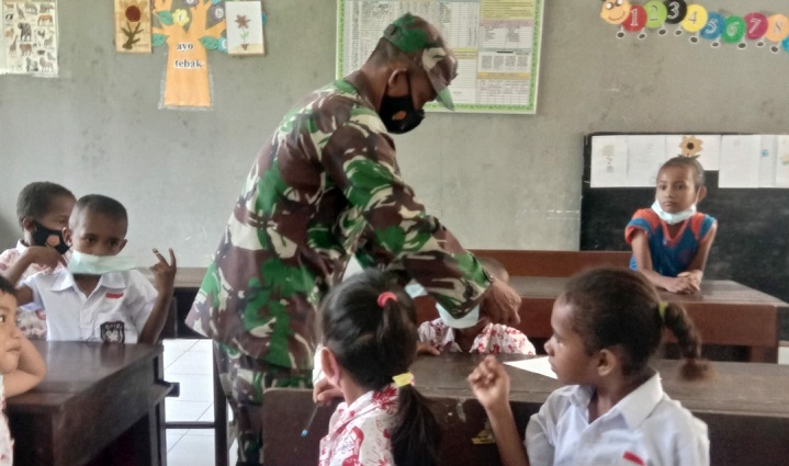 Babinsa Warmare Kodim 1801/Manokwari Memantau Prokes di Sekolah
