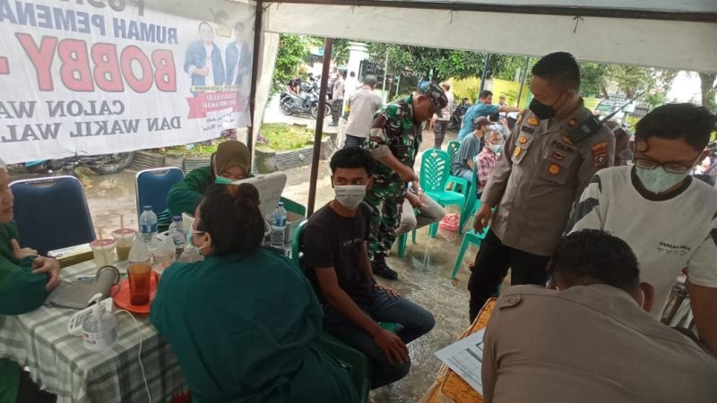 Kapolsek Medan Timur Pantau Vaksinasi di Halaman Kantor Camat