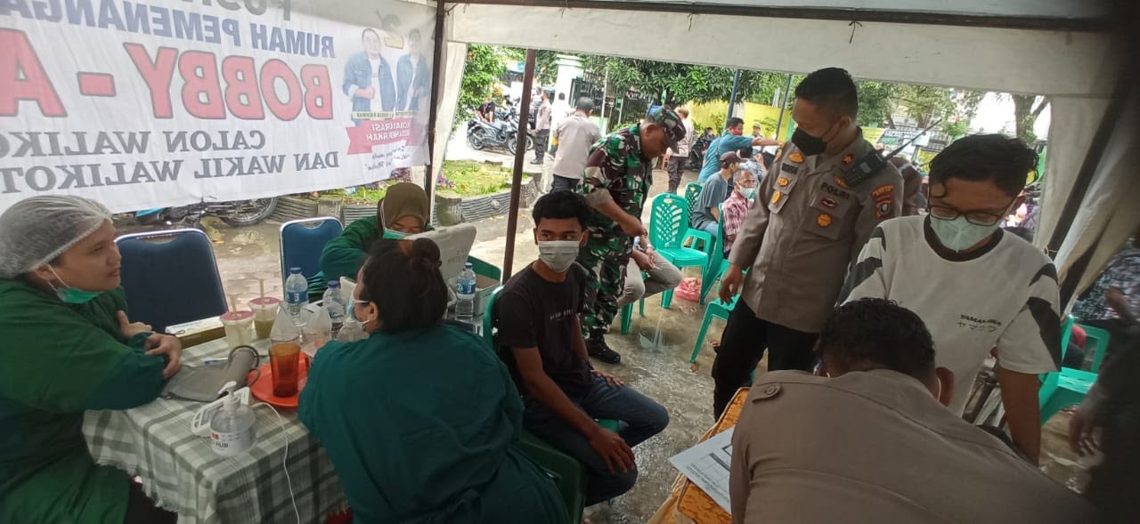 Kapolsek Medan Timur Pantau Vaksinasi di Halaman Kantor Camat