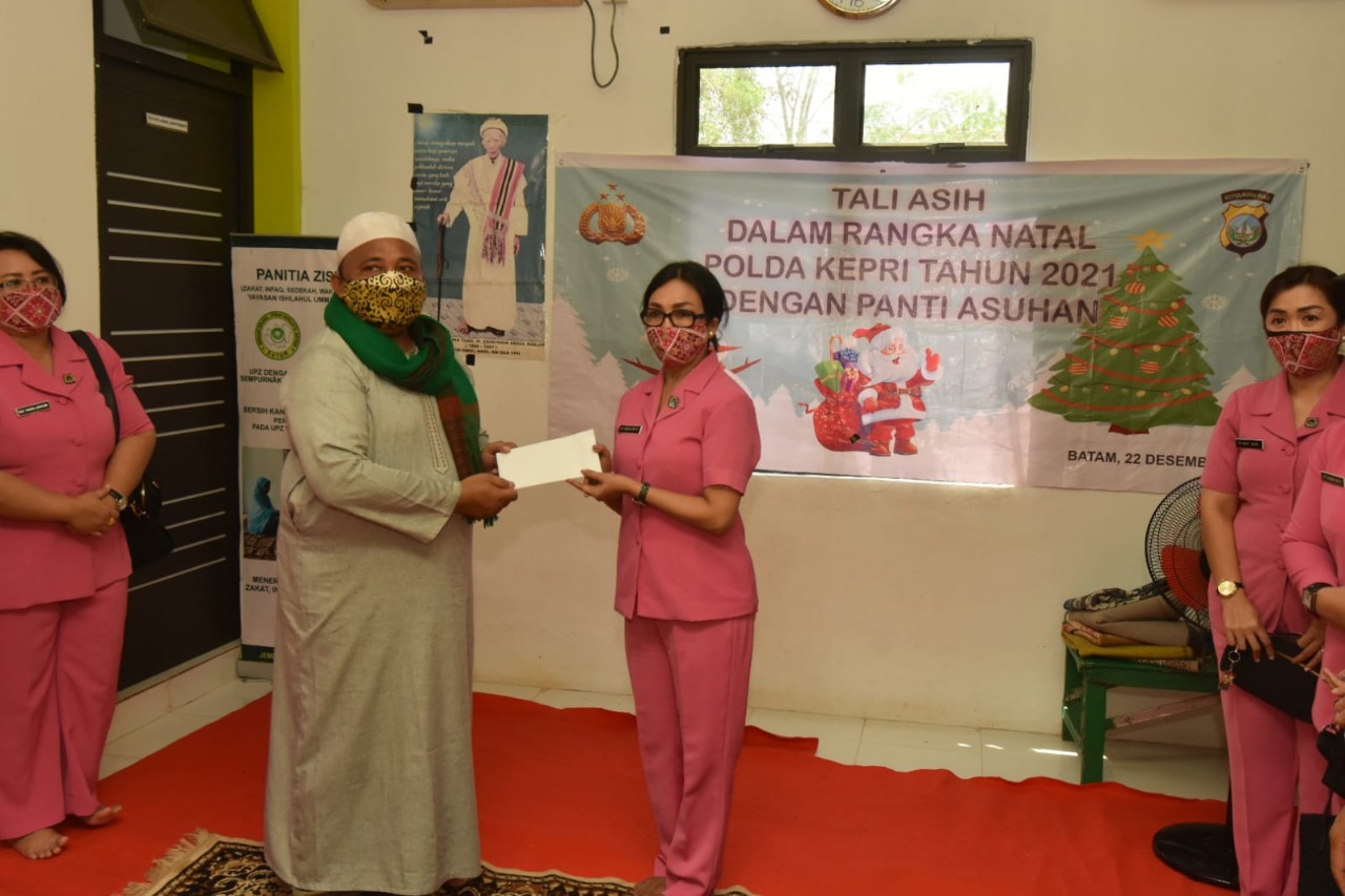 Ketua Bhayangkari Kepri Bersama Pengurus Berikan Tali Asih Menyambut Nataru