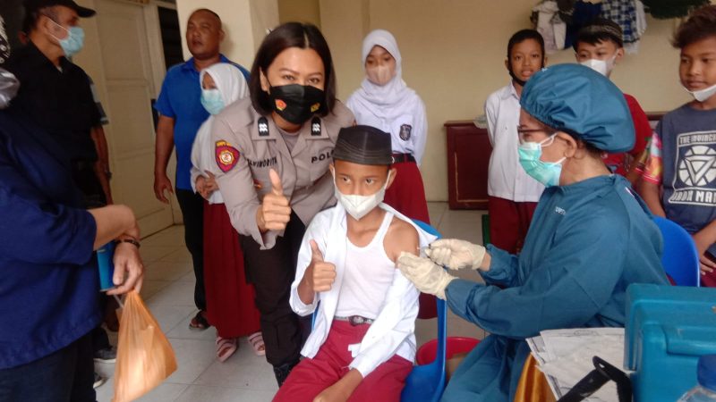 Polwan Polsek Medan Helvetia Dampingi Siswa/i SD Vaksinasi