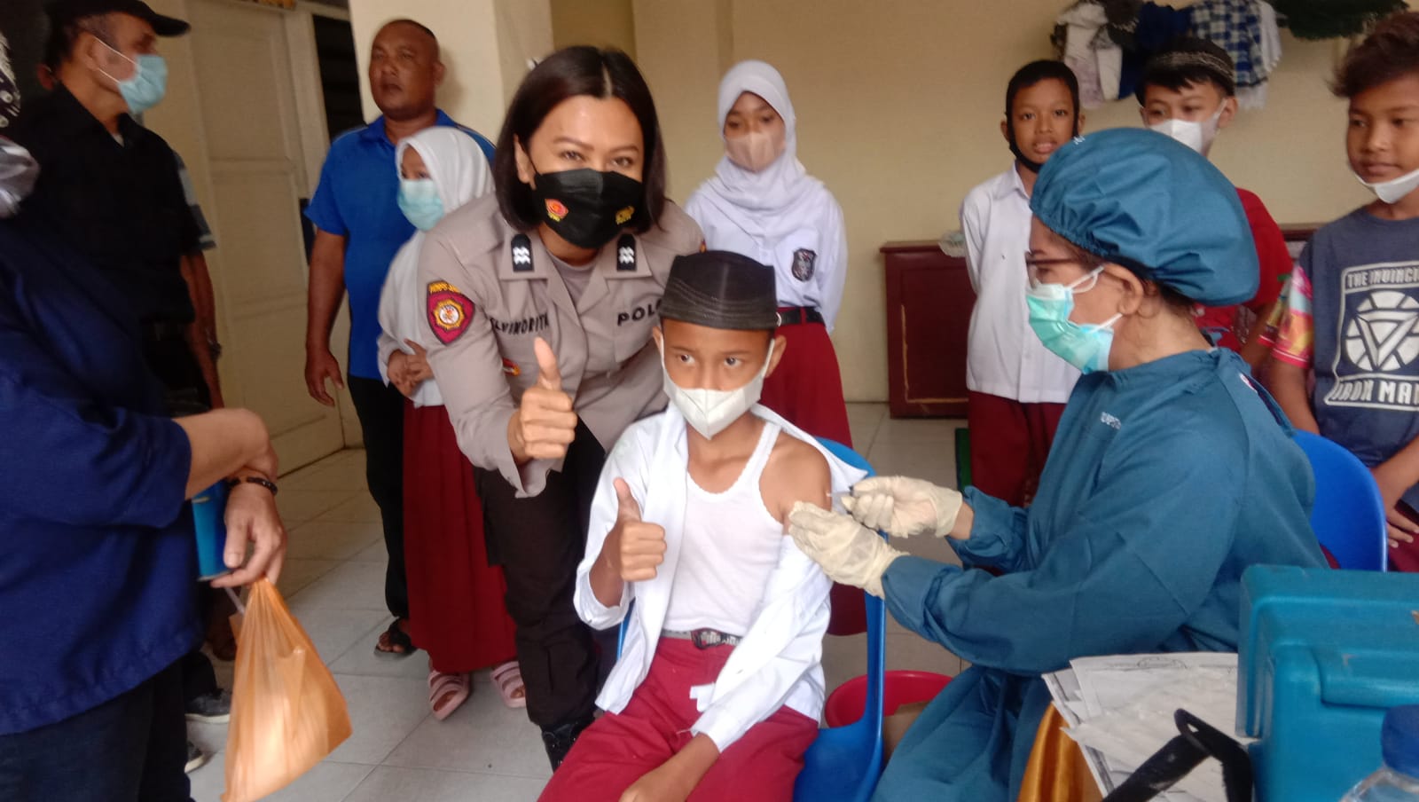 Polwan Polsek Medan Helvetia Dampingi Siswa/i SD Vaksinasi