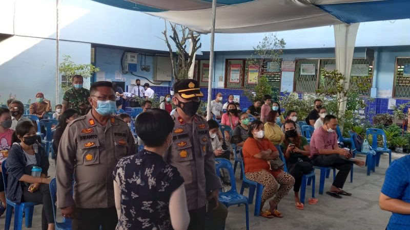 Kapolsek Medan Helvetia Tinjau Vaksinasi Anak di Sekolah Sekolah