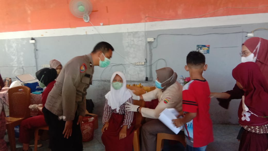 Bhabinkamtibmas Polsek Medan Helvetia Pantau Vaksinasi di Perguruan Islam Terpadu Cendikia