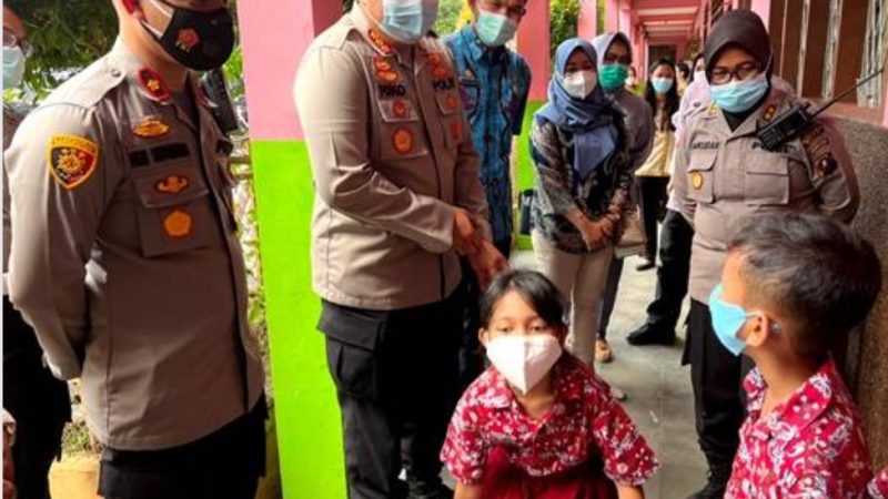 Kapolsek Medan Helvetia Dampingi Kapolrestabes Medan Tinjau Vaksinasi Anak SD di ST Thomas