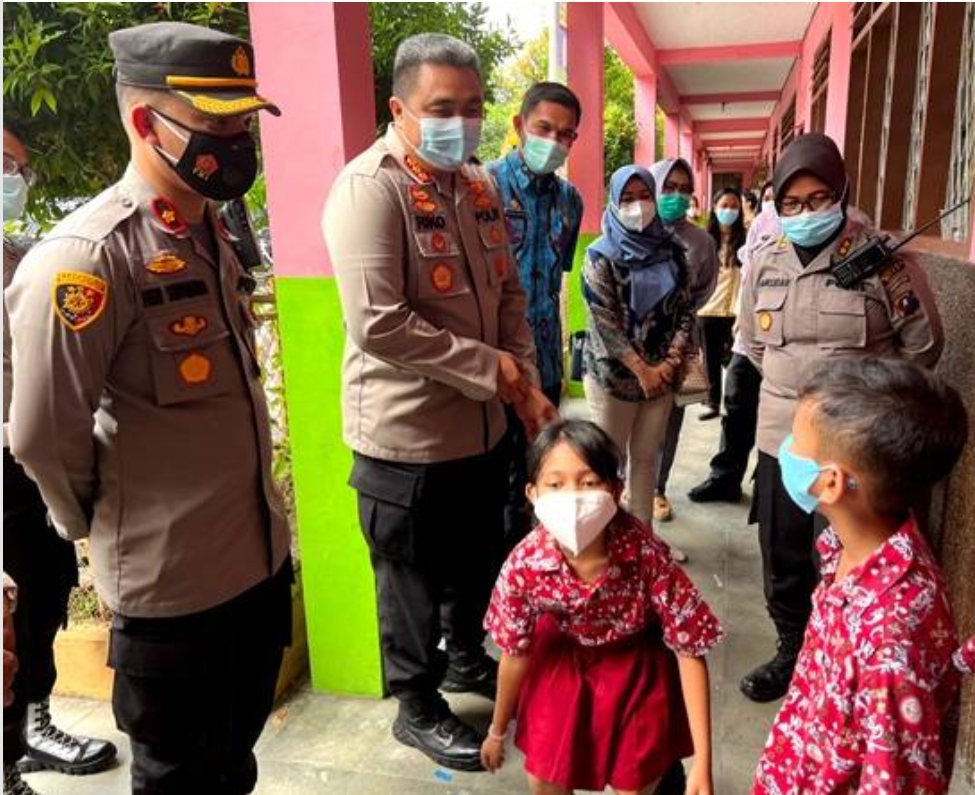 Kapolsek Medan Helvetia Dampingi Kapolrestabes Medan Tinjau Vaksinasi Anak SD di ST Thomas