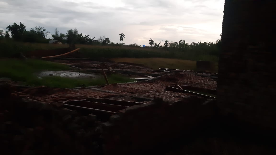 Angin Kencang Robohkan Bangunan GPI Apostolos di Jalan Serbaguna Ujung