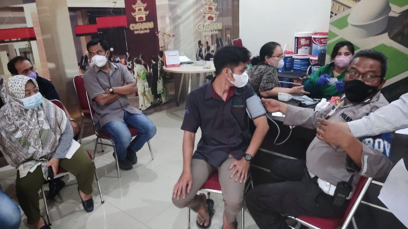 Polsek Medan Timur Gelar Vaksinasi Booster di Aula PT Naga Hari Utama
