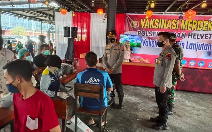 Kapolrestabes Medan Didampingi Kapolsek Medan Helvetia Pantau Vaksinasi Merdeka di Komplek Mega Park