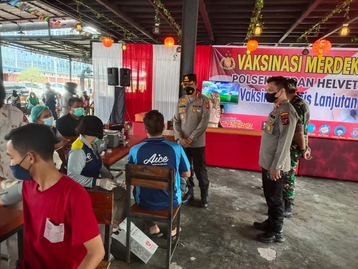 Kapolrestabes Medan Didampingi Kapolsek Medan Helvetia Pantau Vaksinasi Merdeka di Komplek Mega Park
