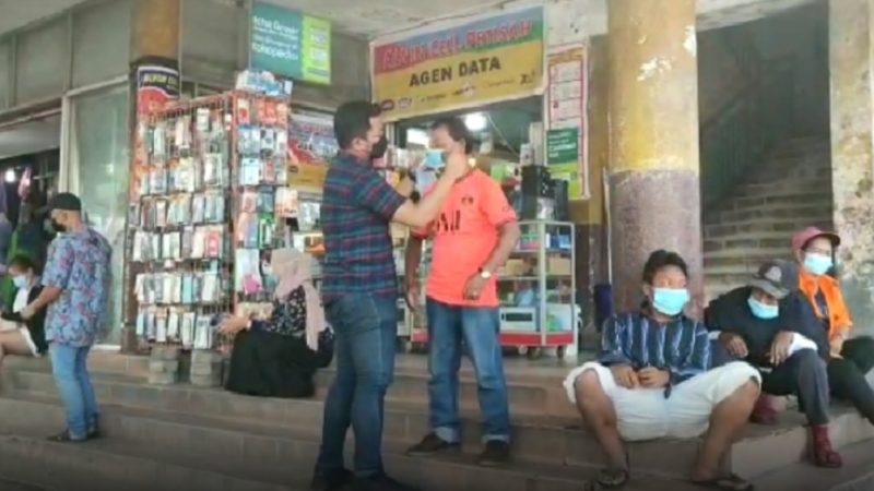 Dukung Kebijakan Pemerintah,Polsek Medan Baru Bagikan Masker