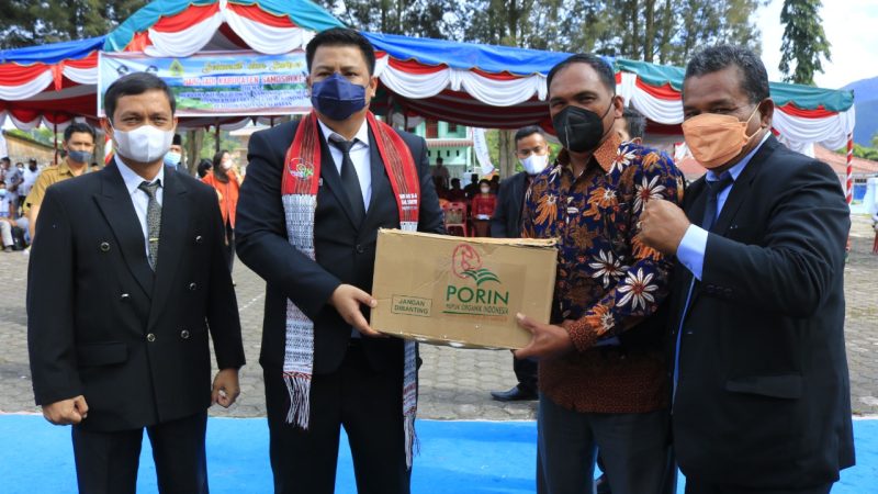 Bupati Samosir Bagikan Kartu BPJS dan Pupuk Gratis pada saat Perayaan Hari Jadi ke-18 Kabupaten Samosir