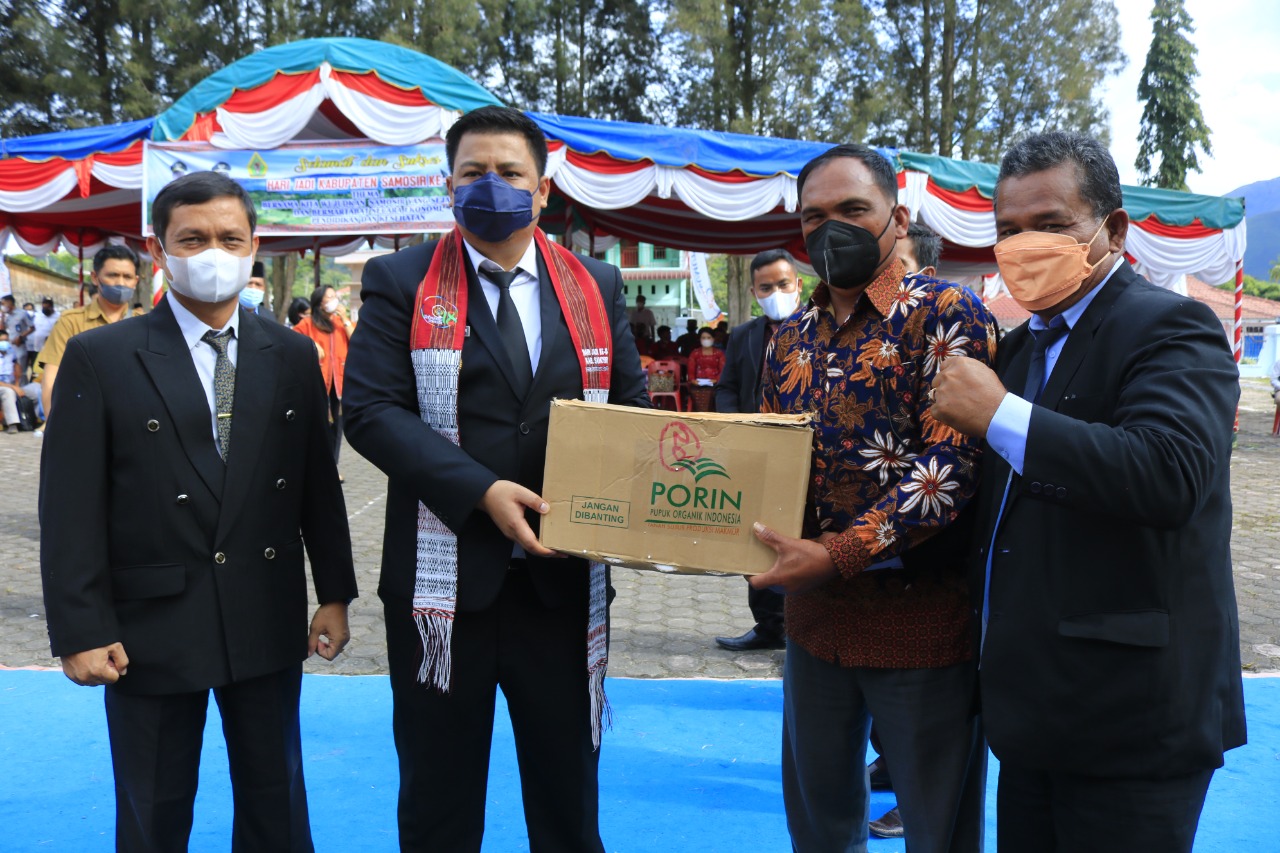 Bupati Samosir Bagikan Kartu BPJS dan Pupuk Gratis pada saat Perayaan Hari Jadi ke-18 Kabupaten Samosir