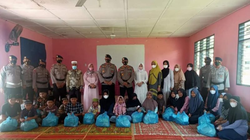 Kompi 2 Batalyon A Brimobdasu Berbagi Kepada Anak Yatim