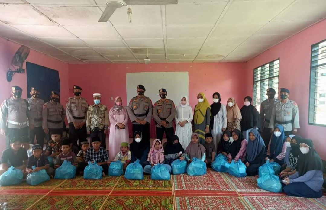 Kompi 2 Batalyon A Brimobdasu Berbagi Kepada Anak Yatim