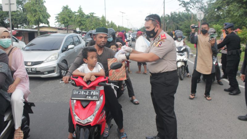 Danyon A Pelopor Brimobdasu,Peserta Sespimmen ke-62 Berbagi Takjil di Bulan Puasa