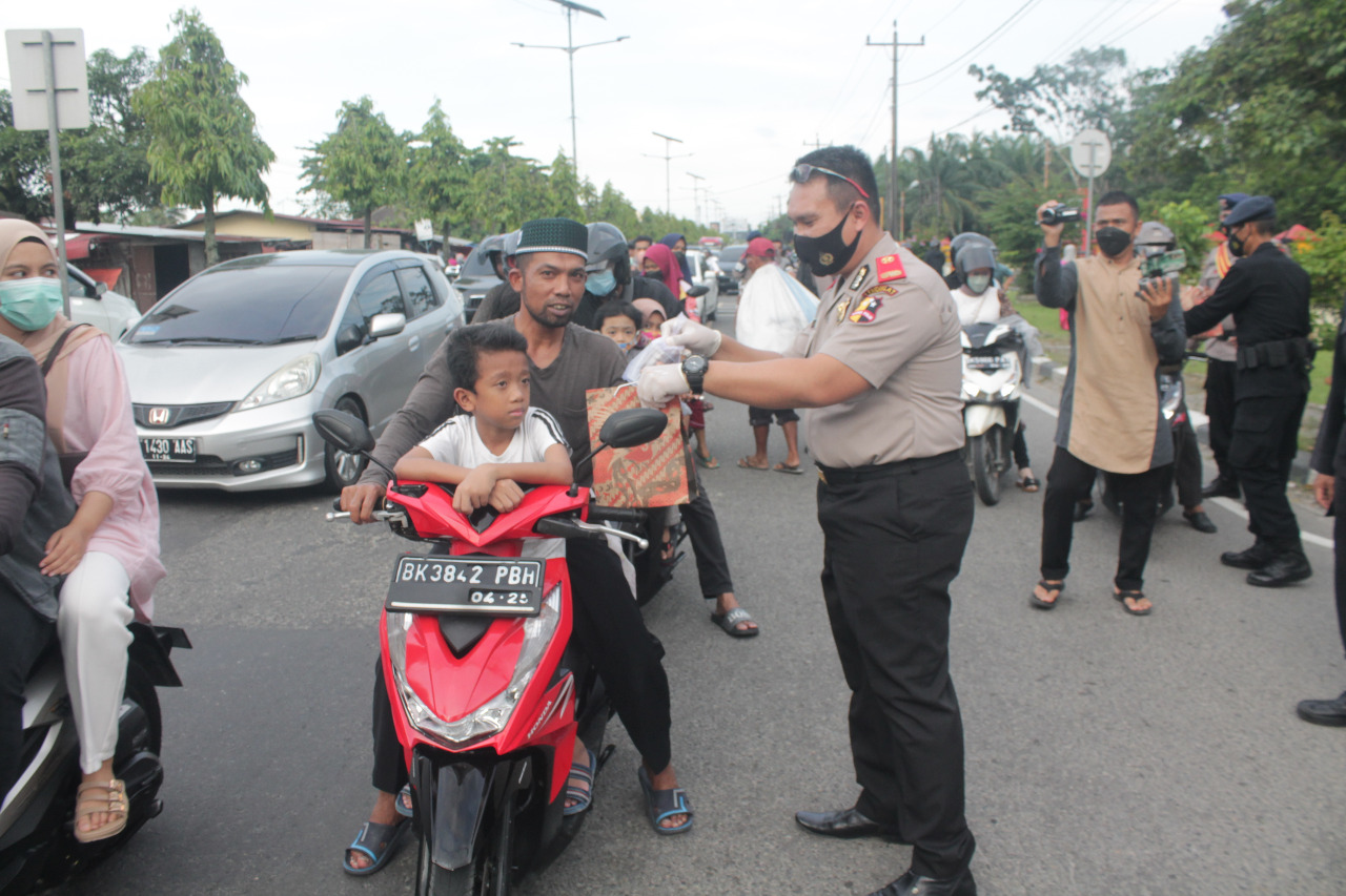 Danyon A Pelopor Brimobdasu,Peserta Sespimmen ke-62 Berbagi Takjil di Bulan Puasa