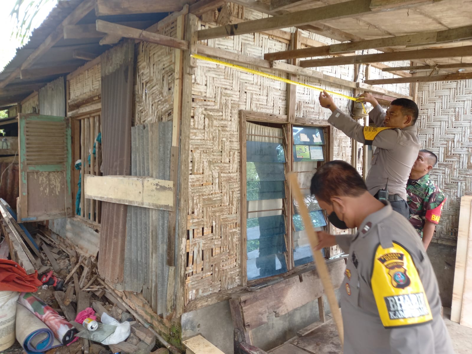 Polsek Medan Baru Lakukan Bedah Rumah Bagi Warga Tak Layak Huni