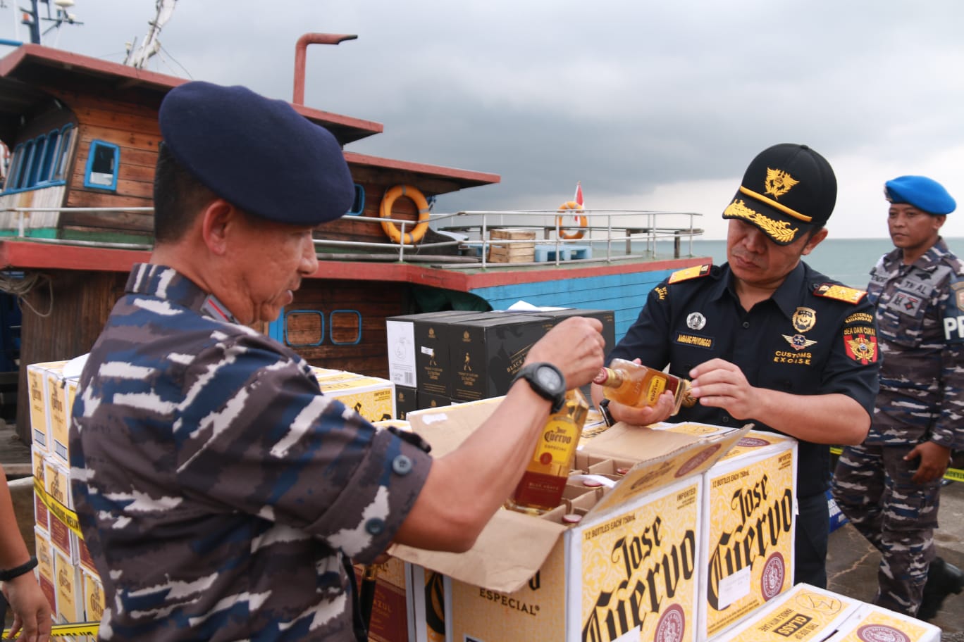 Operasi Jaring Sriwijaya Berhasil Tangkap Kapal Kayu Bermuatan Mikol Ilegal Senilai Rp 4,38 Miliar