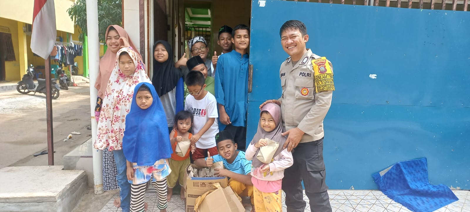 Berbagi Itu Indah Polsek Batu Ampar Peduli, Setiap Hari Jumat Berbagi Nasi Bungkus Kepada Anak Anak Yatim Panti Asuhan