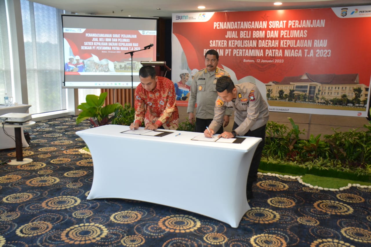 PENANDATANGANAN SURAT PERJANJIAN JUAL BELI BBM DAN PELUMAS SATKER KEPOLISIAN DAERAH KEPULAUAN RIAU DENGAN PT.PERTAMINA PATRA NIAGA T.A 2023