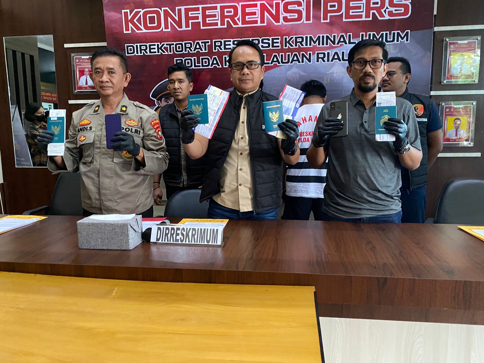 DIT RESKRIMUM POLDA KEPRI BERHASIL AMANKAN SINDIKAT PENGIRIMAN PEKERJA MIGRAN INDONESIA SECARA ILEGAL