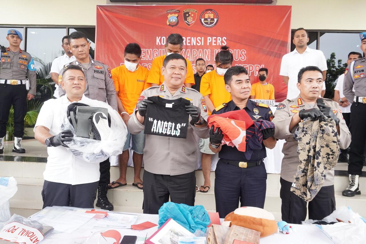 AMANKAN 1.200 KARUNG PAKAIAN BEKAS DAN CAMPURAN BARANG BEKAS LAINNYA, KAPOLDA KEPRI GELAR KONFERENSI PERS