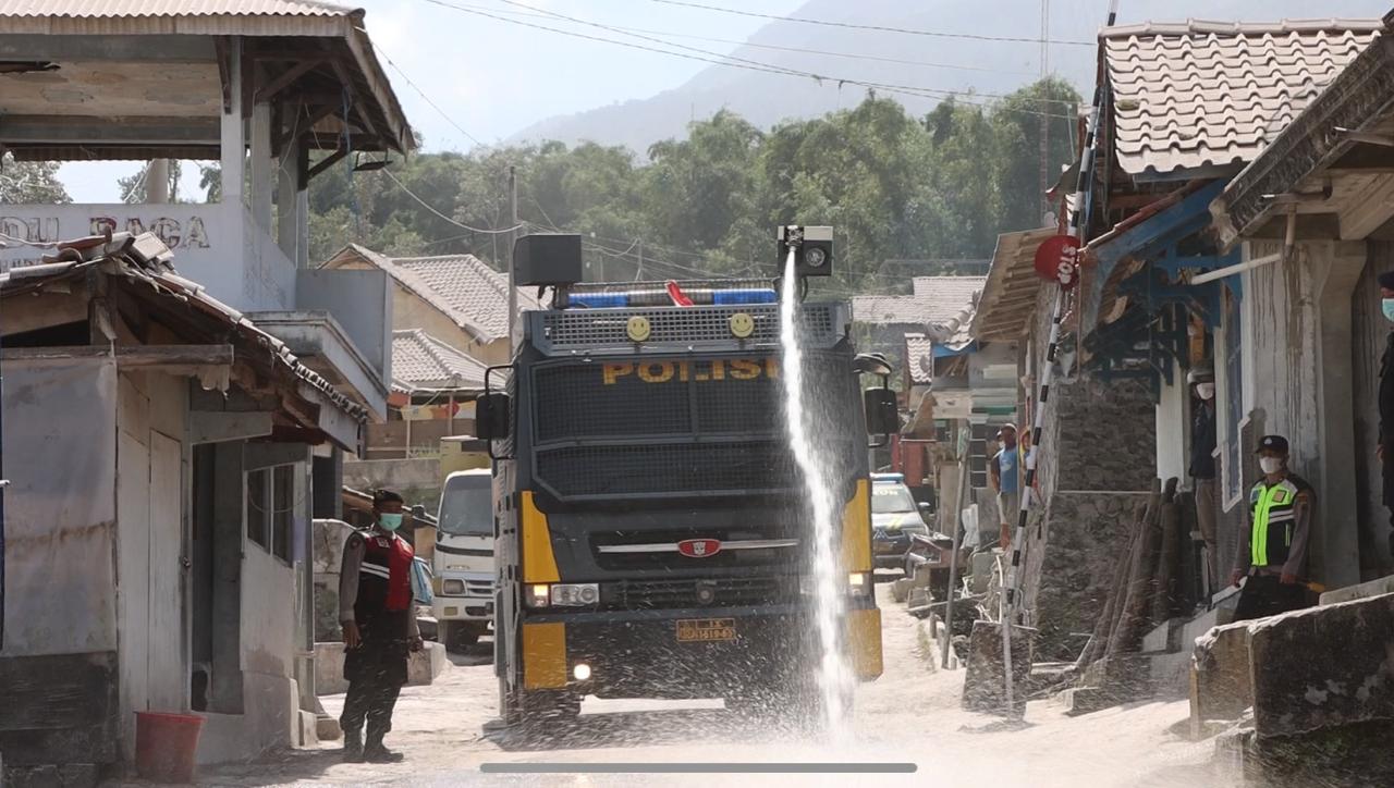Polisi Bantu Bersihkan Jalan, Dampak Abu Vulkanik Pasca Erupsi Merapi