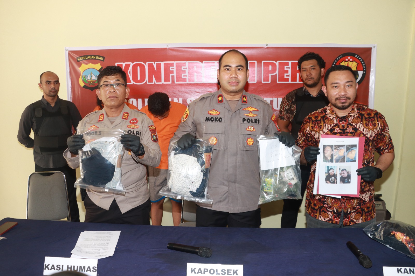 Konferensi Pers Kapolda Kepri Bersama FKPD, Toga, Tomas Kota Batam Dalam Rangka Penegakan Hukum Di Simpang Dam, Kampung Aceh Kota Batam