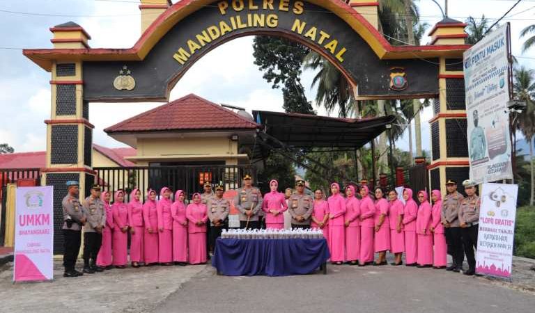 Polres Madina Bersama Pengurus Bhayangkari Bagikan Takjil