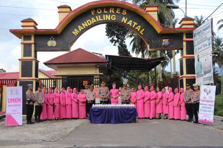 Polres Madina Bersama Pengurus Bhayangkari Bagikan Takjil