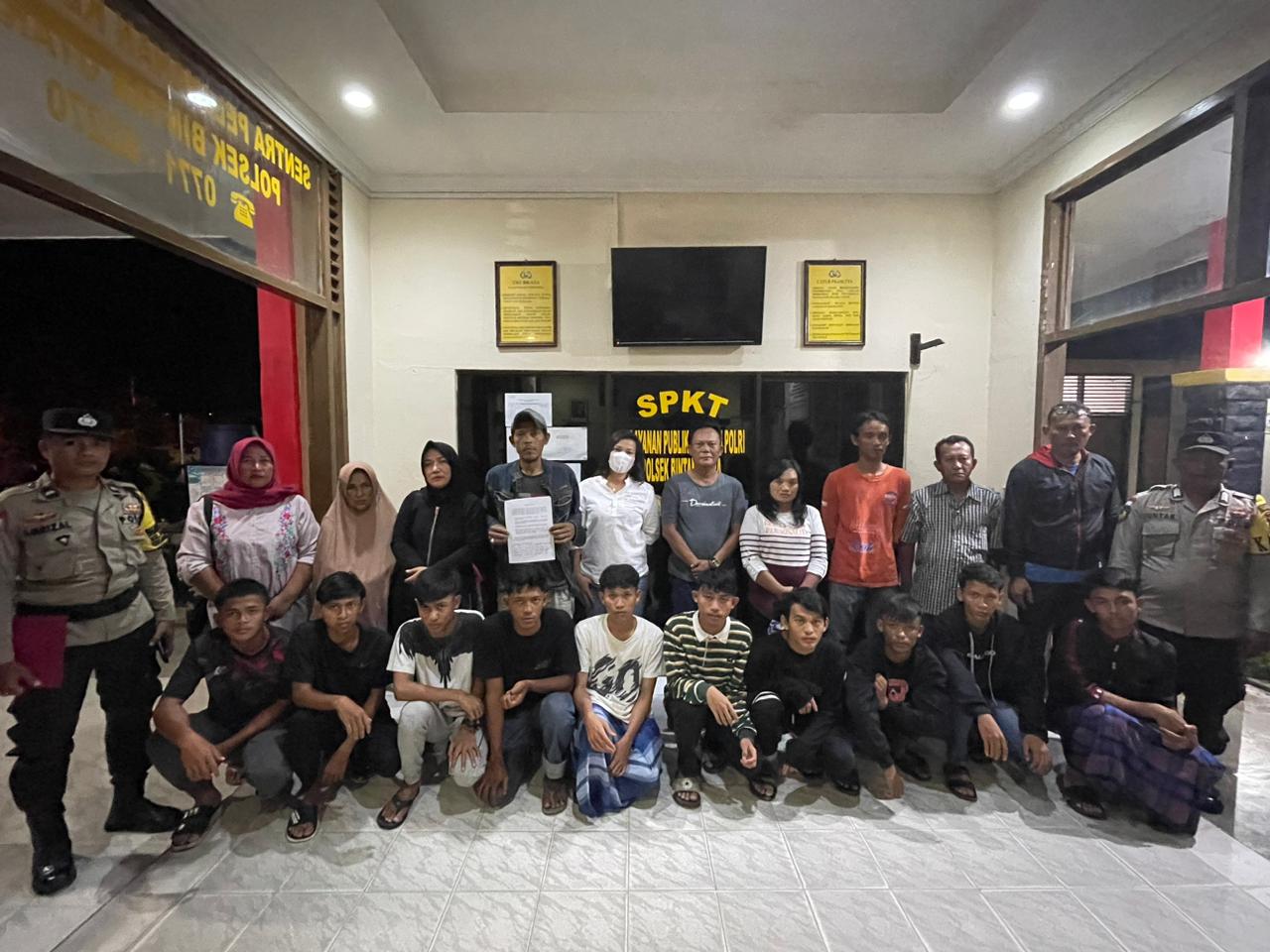 Polsek Bintan Utara Berikan Sanksi Positif Kepada Remaja Yang Melakukan Perang Sarung Di Bintan Yang Viral Di Medsos