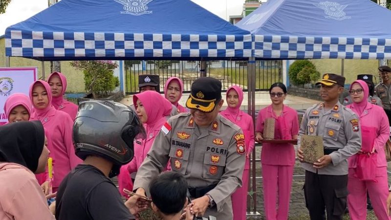 Jelang Buka Puasa Di Bulan Ramadhan, Polres Bintan Bagikan Takjil Kepada Masyarakat