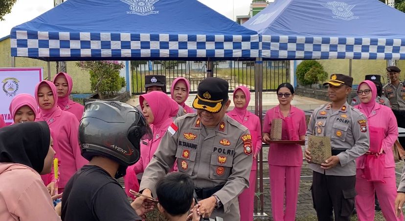 Jelang Buka Puasa Di Bulan Ramadhan, Polres Bintan Bagikan Takjil Kepada Masyarakat