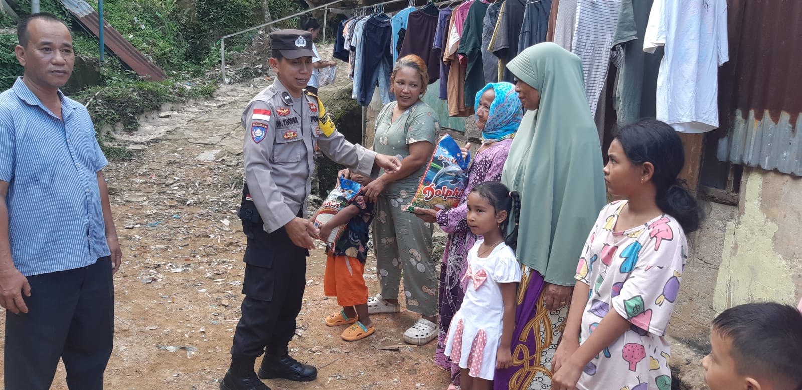 Door to door, Polsek Batuampar Berbagi Indahnya Ramadan di Kampung Seraya