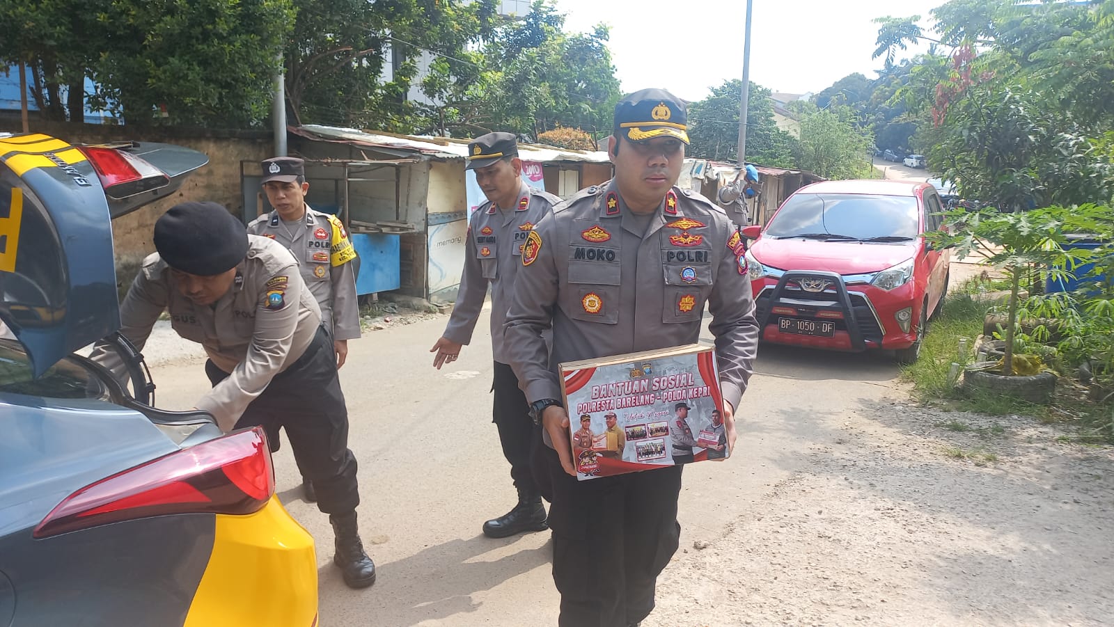 Kapolsek Batu Ampar Pimpin Penyerahan Bansos