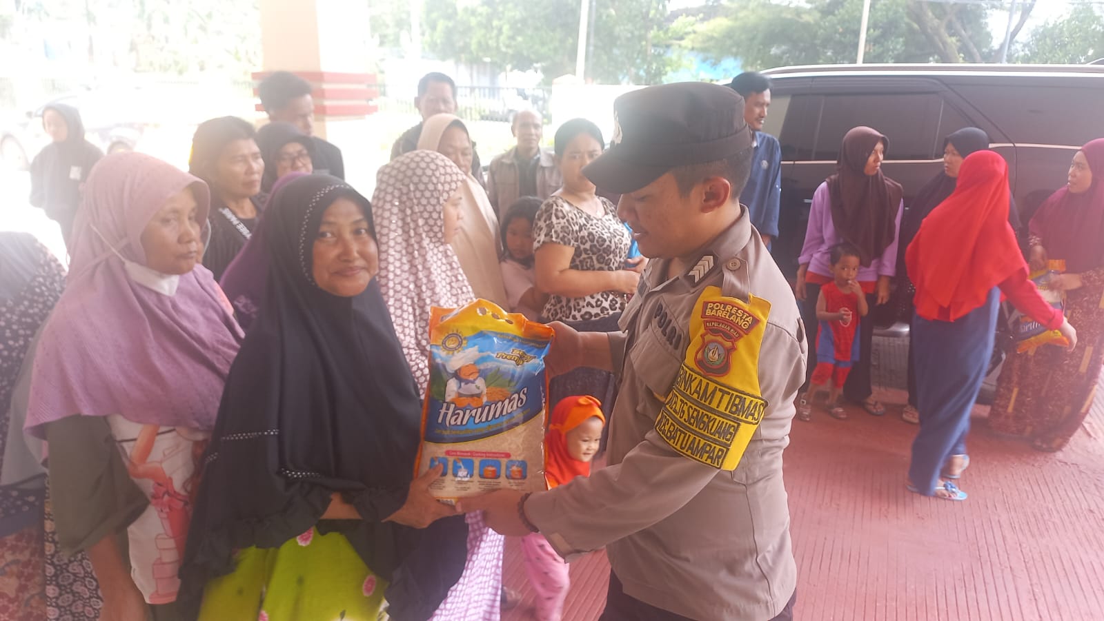 Polsek Batu Ampar Salurkan Bantuan Berupa Beras kepada masyarakat menjelang Hari Raya Idul Fitri 1444 H