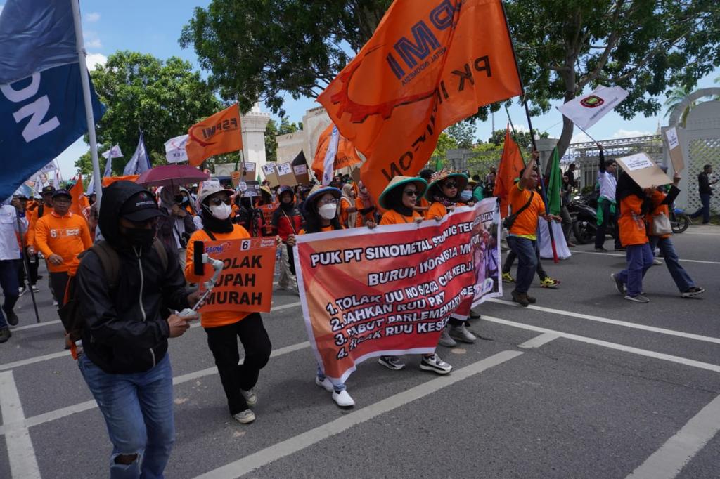 SINERGITAS TNI-POLRI DAN FORKOPIMDA DALAM PERINGATAN HARI BURUH INTERNASIONAL DI KOTA BATAM