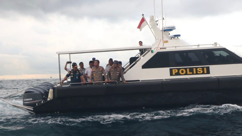 POLDA KEPRI LAKUKAN PENYELIDIKAN TUMPAHAN MINYAK DI PERAIRAN KOTA BATAM