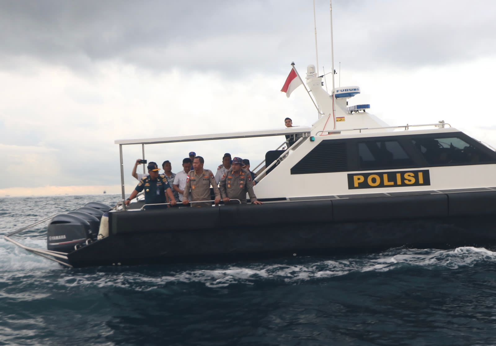 POLDA KEPRI LAKUKAN PENYELIDIKAN TUMPAHAN MINYAK DI PERAIRAN KOTA BATAM