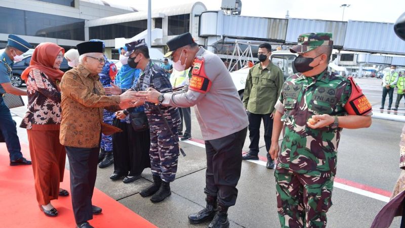KAPOLDA KEPRI SAMBUT KEDATANGAN BAPAK WAKIL PRESIDEN RI DI PROVINSI KEPULAUAN RIAU