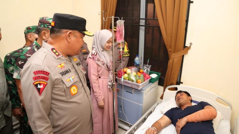 KAPOLDA KEPRI KUNJUNGI PERSONEL POLDA KEPRI DAN PETUGAS PENGAMANAN YANG TERLUKA DALAM AKSI UNJUK RASA