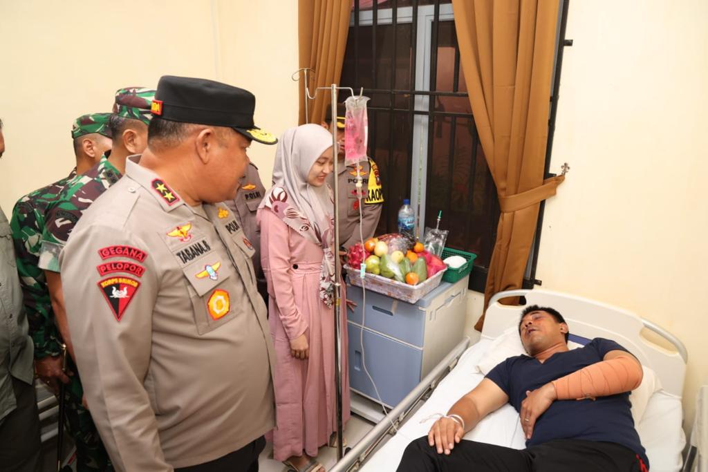 KAPOLDA KEPRI KUNJUNGI PERSONEL POLDA KEPRI DAN PETUGAS PENGAMANAN YANG TERLUKA DALAM AKSI UNJUK RASA