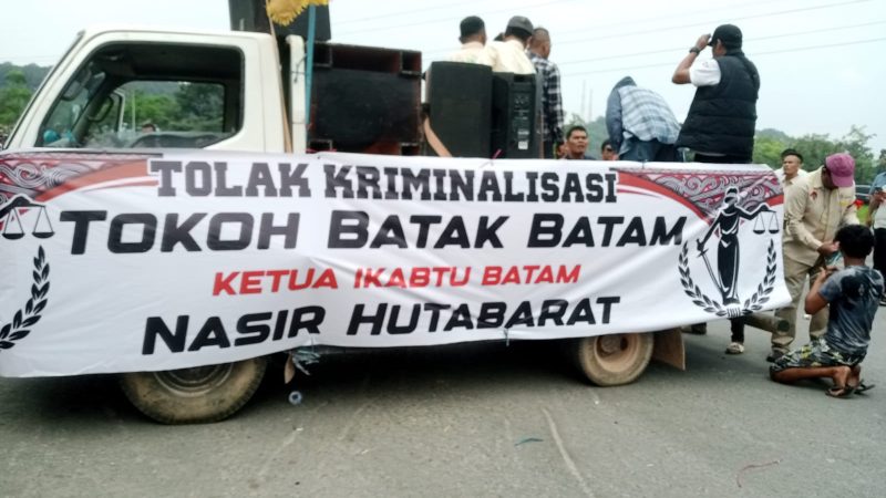 Massa Ikabtu Batam Melakukan Orasi Damai di Mapolresta Barelang