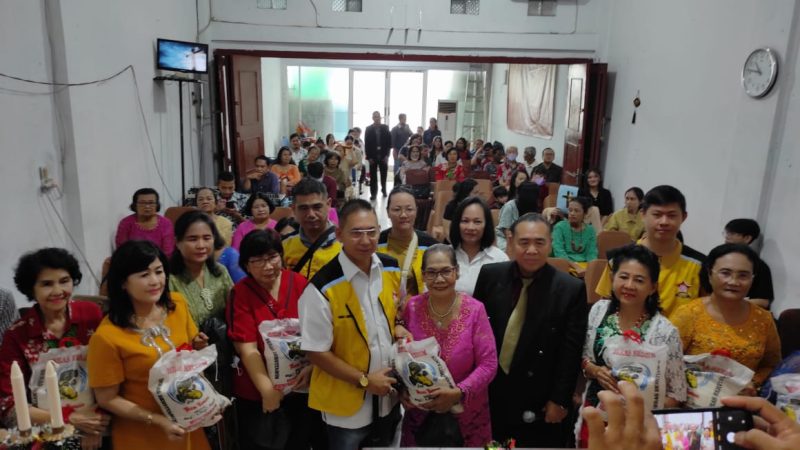 Ketua Permabudhi Sumut Bagikan 75 Paket Sembako di Perayaan Hari Natal GBI ‘Mujizat Itu Nyata’ 