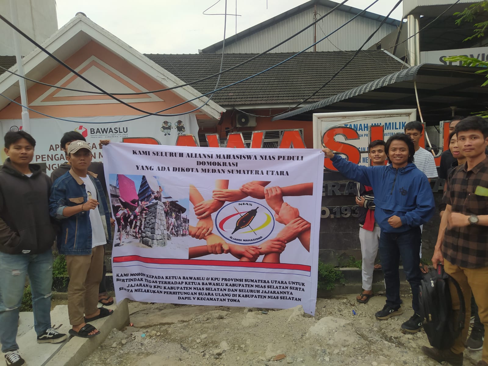 Protes Adanya Penggelembungan Suara, Aliansi Mahasiswa Nias Peduli Demokrasi Datangi Bawaslu Sumut