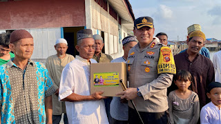 Kapolres Pelabuhan Belawan Bagikan Takjil dan Sembako