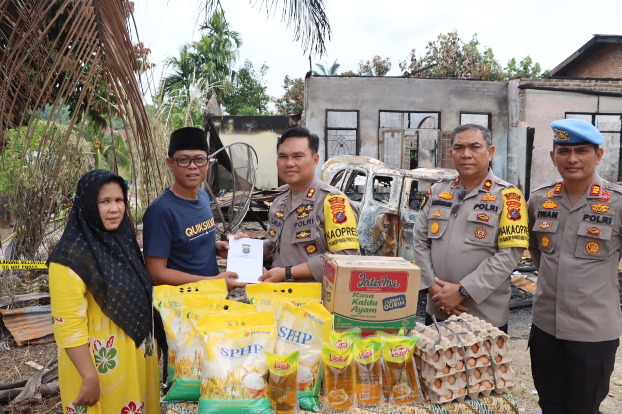 Kapolres Labuhanbatu AKBP Dr. BL Malau, Salurkan Bantuan Kepada Keluarga Junaidi Marpaung