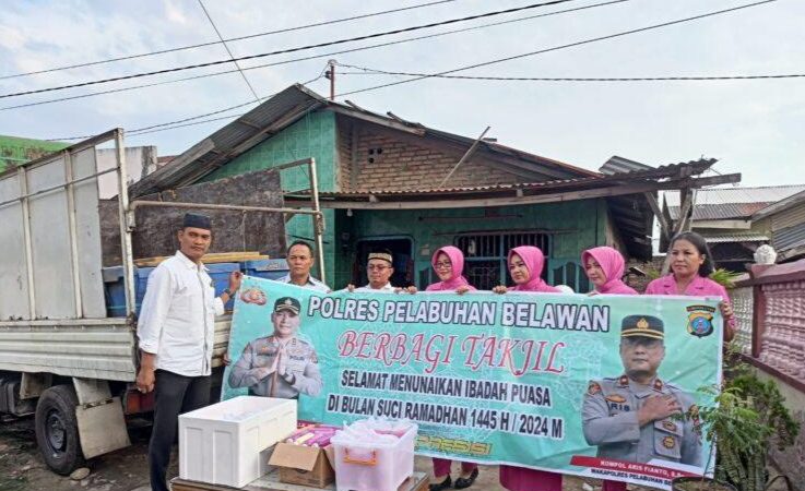 Intelkam Polres Pelabuhan Belawan Bagi Takjil