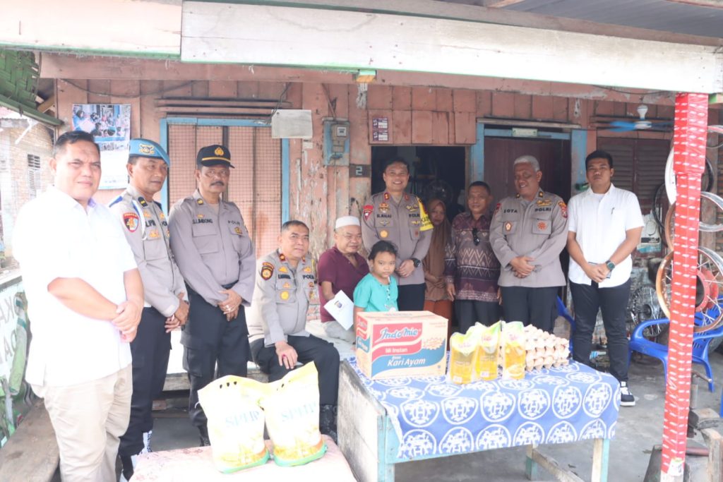 Kapolres Labuhan Batu Berikan Bantuan Kepada Keluarga Penderita Cacat Fisik